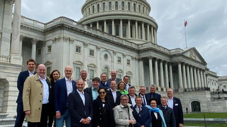 Finanzausschuß des Landtages vor dem Capitol in Washington 